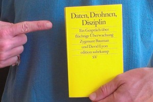 Buchtipp mit ausnahmsweise erhobenem Zeigefinger 